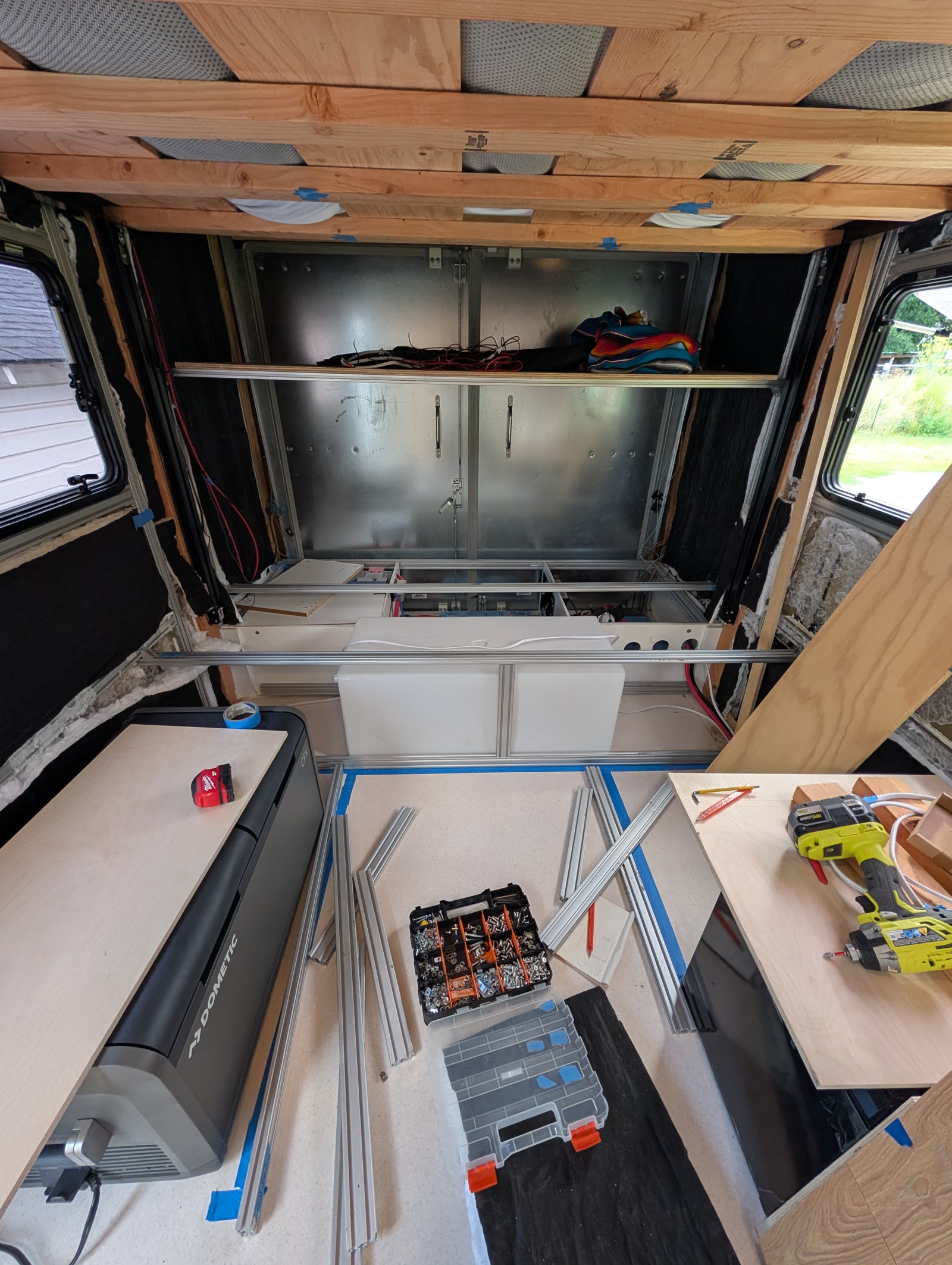 Lounge framing, wide