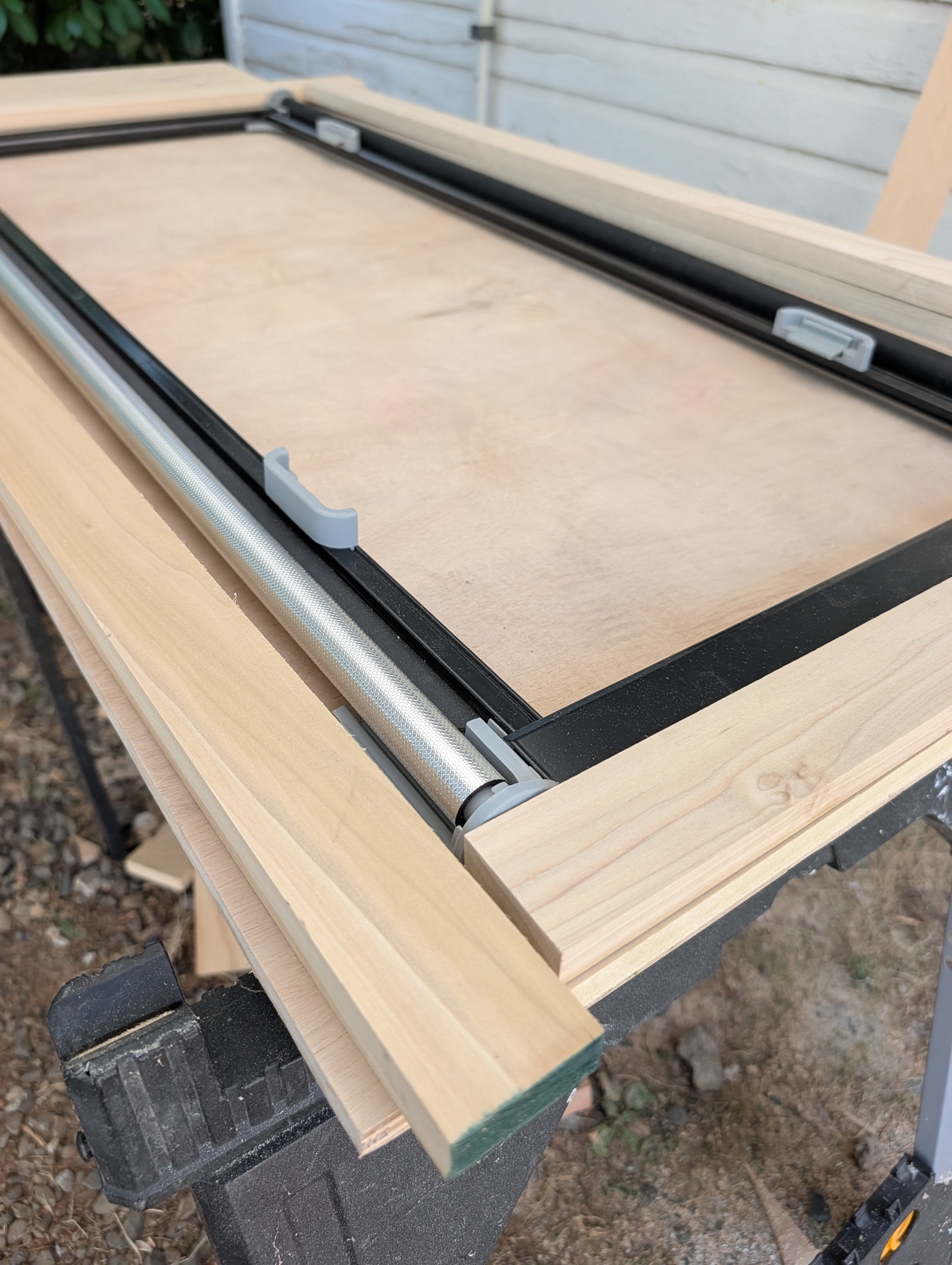 Corner detail, rail strips lapping at the blind cassette